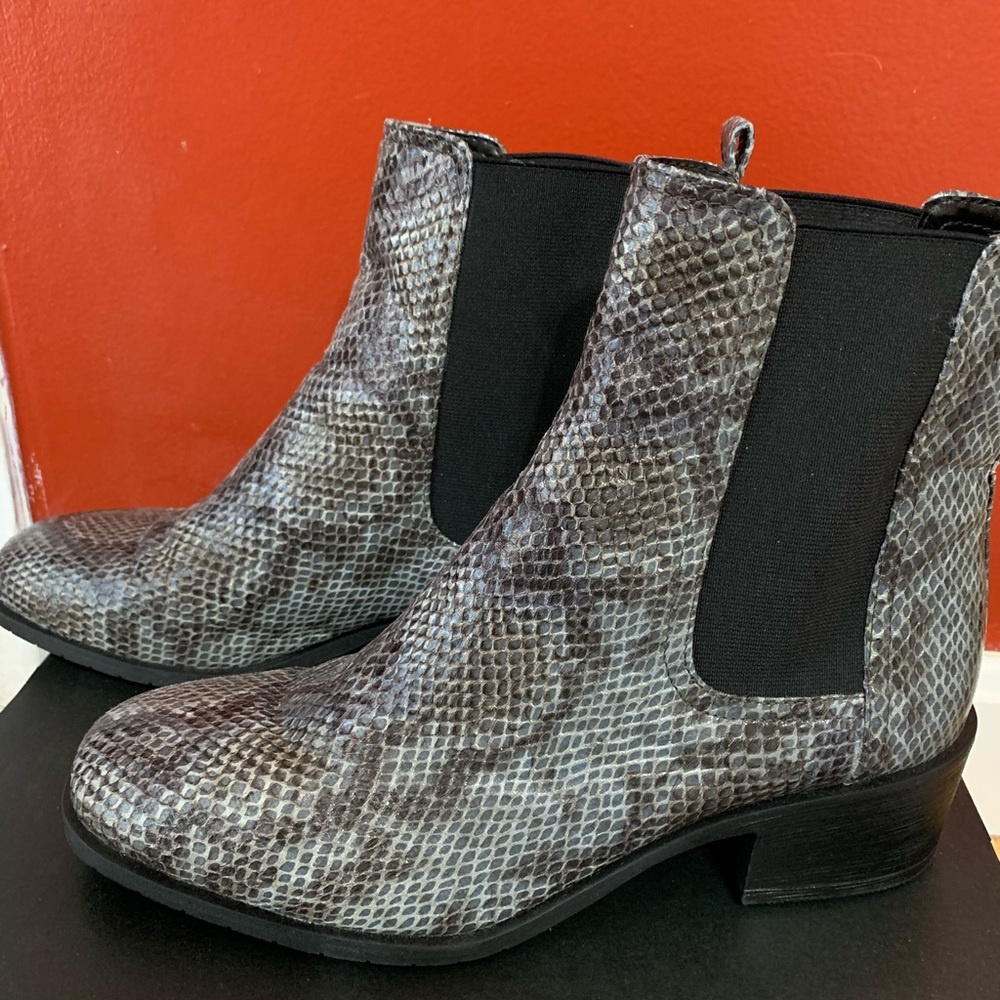 Brand New Kenneth Cole boots for girls